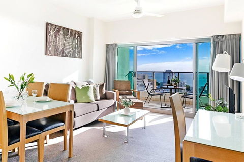 Arafura Adventure - CBD Suite With Sprawling Views - Getaway Accommodation 2