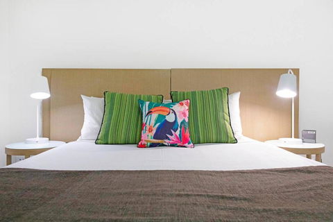Arafura Adventure - CBD Suite With Sprawling Views - Getaway Accommodation 3