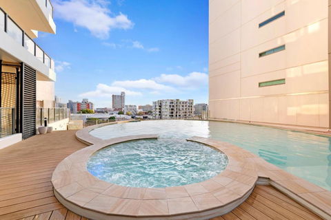 Arafura Adventure - CBD Suite With Sprawling Views - Getaway Accommodation 1