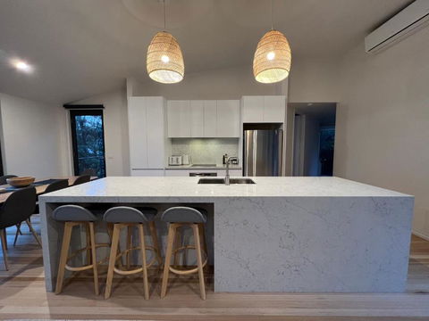 Architect Designed 4 Bedroom With Ocean Views From Every Room - Getaway Accommodation 1
