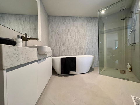 Architect Designed 4 Bedroom With Ocean Views From Every Room - Getaway Accommodation 3