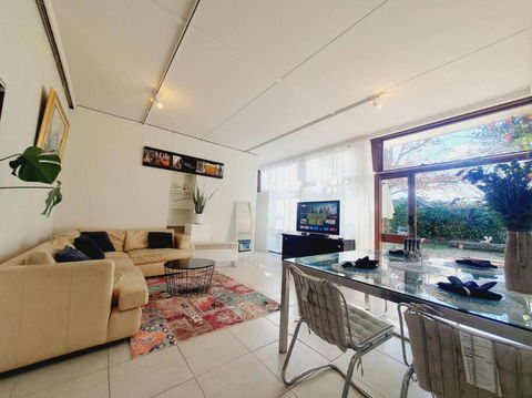 Architectural Bright Open 2B&1B Home With A Private Garden At Yarralumla - Getaway Accommodation 3