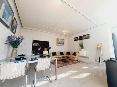 Architectural Bright Open 2B&1B Home With A Private Garden At Yarralumla - Getaway Accommodation 4