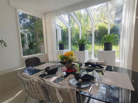Architectural Comfy 2B&2B Home With A Garden View Close To A Lake And Yarralumla Shopping Centre - Getaway Accommodation 0