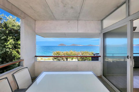 Architectural Design On The Beach - Getaway Accommodation 1