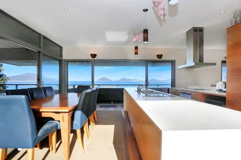 Architectural Design On The Beach - Getaway Accommodation 3