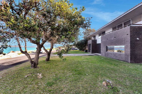 Architectural Design On The Beach - Getaway Accommodation 0