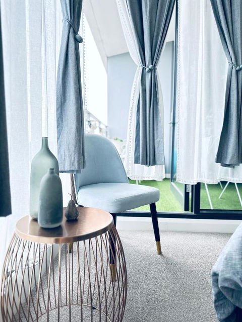 Artistic Sunroom In Granville - Getaway Accommodation 3