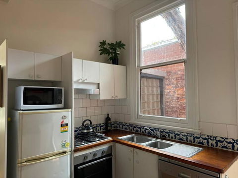 Artsy North Melbourne 2-Bedder - Getaway Accommodation 3