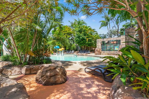 Ashmore Palms Holiday Village - Getaway Accommodation 0