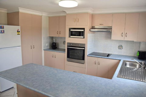 Astor Apartment 2 - Bring Your Own Linen - Getaway Accommodation 4