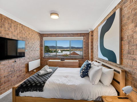 Astrids At Central Park - 2BR L Lake & Mountain Views L Central Location L WiFi - Getaway Accommodation 3