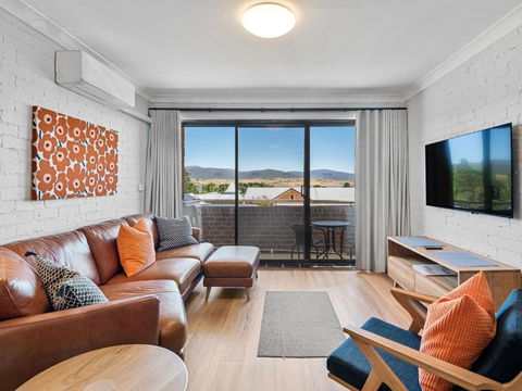 Astrids At Central Park - 2BR L Lake & Mountain Views L Central Location L WiFi - Getaway Accommodation 2