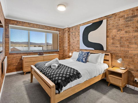 Astrids At Central Park - 2BR L Lake & Mountain Views L Central Location L WiFi - Getaway Accommodation 4