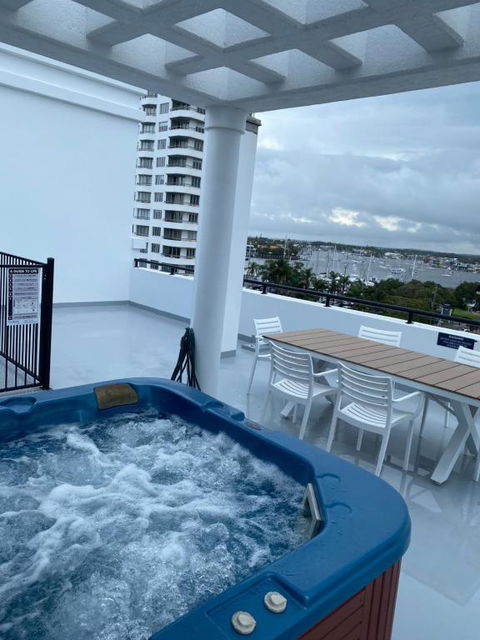At The Beach Mooloolaba, Private Rooftop With Spa, 50m To Beach, Surfclub And Esplanade - Getaway Accommodation 0