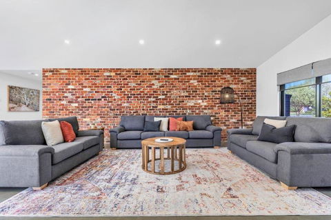 At Winbi- Echuca Holiday Homes - Getaway Accommodation 1