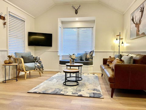 Autumn Beauty - Alpine Cottage 5 - Getaway Accommodation 1