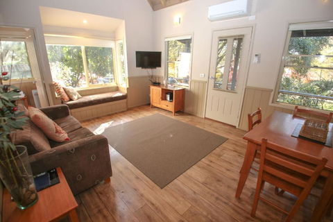Autumn Leaf Cottage 1 - Getaway Accommodation 1