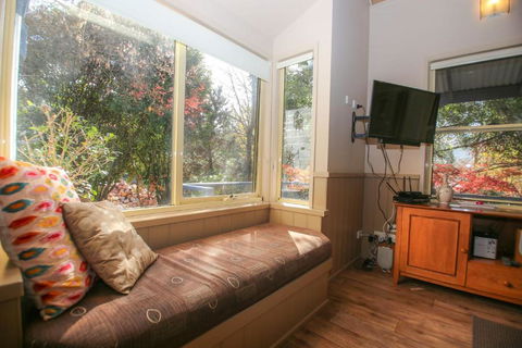 Autumn Leaf Cottage 1 - Getaway Accommodation 2