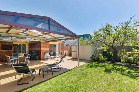 Avenue Family Retreat - Getaway Accommodation 1