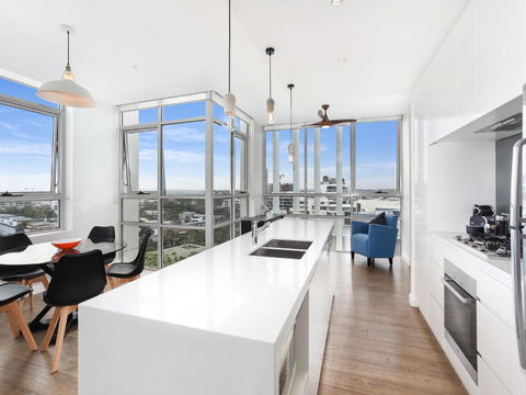 As The Sun Sets - Modern And Spacious 2BR Zetland Apartment Facing The Setting Sun - Getaway Accommodation 2