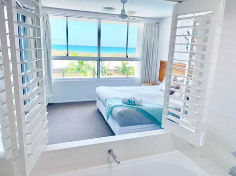 Azure Sea, Oceanviews, Wifi, 2 Pools + Gym - Getaway Accommodation 0