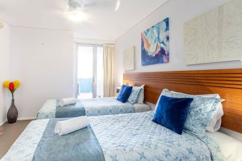 Azure Sea, Oceanviews, Wifi, 2 Pools + Gym - Getaway Accommodation 4