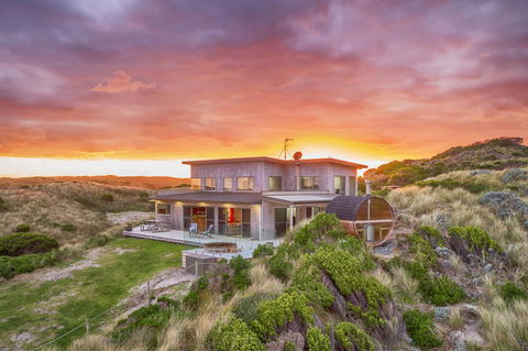 Porky Beach Retreat - King Island Escapes - Getaway Accommodation 0