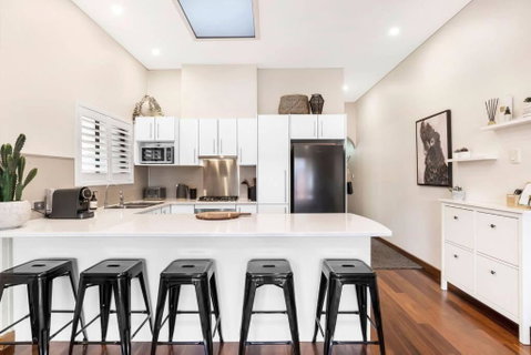 Cute As A Button - Picket Fence 3 Bed Stylish Home - Getaway Accommodation 1
