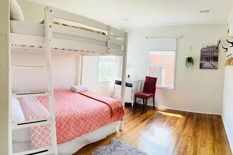D122 Lovely London Home - Getaway Accommodation 4