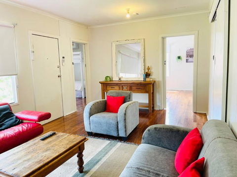D122 Lovely London Home - Getaway Accommodation 0