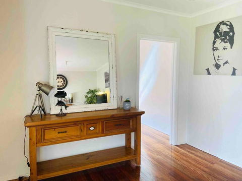 D122 Lovely London Home - Getaway Accommodation 1