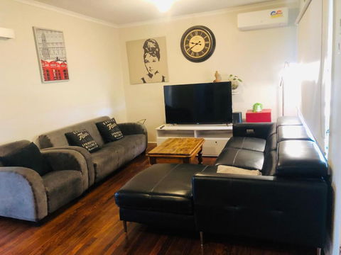 D122 Lovely London Home - Getaway Accommodation 2
