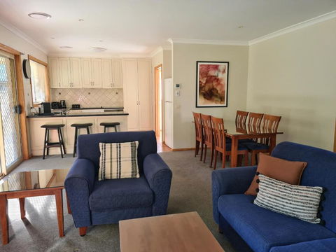 DELANY VILLAS BRIGHT - Spa Luxury On Delany Avenue - Getaway Accommodation 0