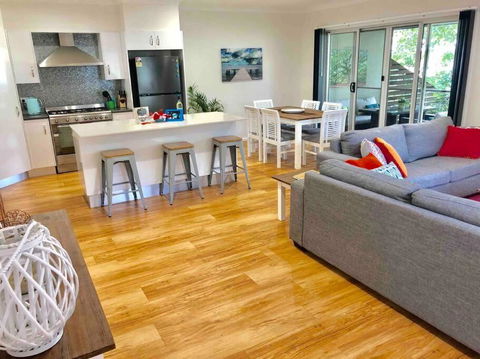 DELUXE Escape! Central, NEW & Spacious 3 Bed - Getaway Accommodation 0