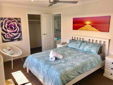 DELUXE Escape! Central, NEW & Spacious 3 Bed - Getaway Accommodation 2