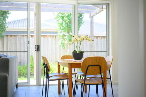 Denham Court Adorable 4Br House With Wifi &Parking - Getaway Accommodation 3