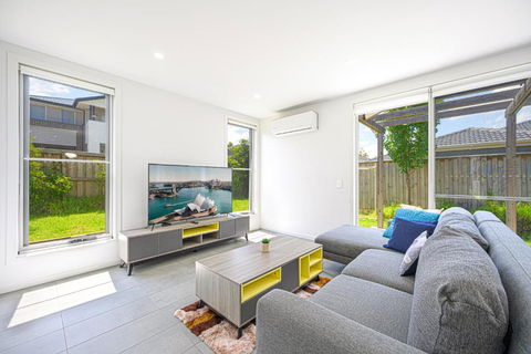 Denham Court Adorable 4Br House With Wifi &Parking - Getaway Accommodation 0