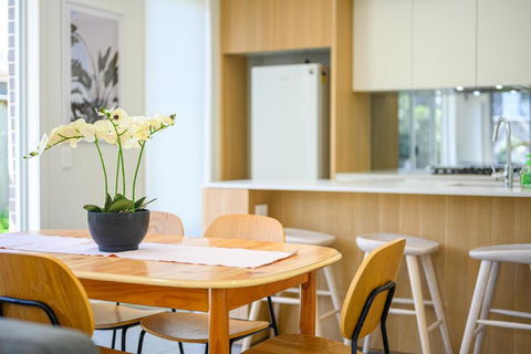 Denham Court Adorable 4Br House With Wifi &Parking - Getaway Accommodation 4