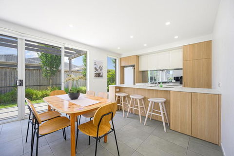 Denham Court Adorable 4Br House With Wifi &Parking - Getaway Accommodation 1