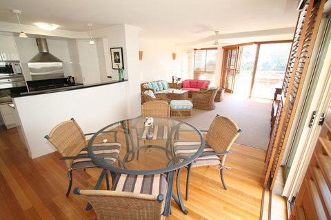3/54 Lawson St - The Palms 3 - Getaway Accommodation 2