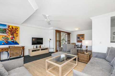 3/54 Lawson St - The Palms 3 - Getaway Accommodation 0