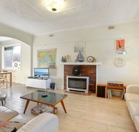 4 MONTROSE AVE - retro home in the heart of town - Getaway Accommodation