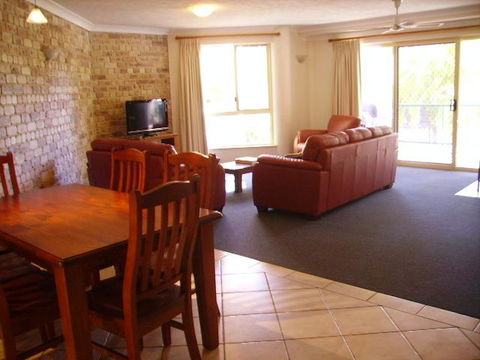 4/84 Lawson Street - Beach Haven 4 - Getaway Accommodation 1