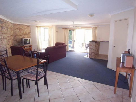 4/84 Lawson Street - Beach Haven 4 - Getaway Accommodation 3