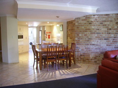 4/84 Lawson Street - Beach Haven 4 - Getaway Accommodation 2