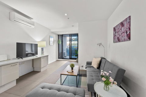 A Bright & Airy CBD Apt Next To Southern Cross - Getaway Accommodation 0