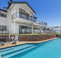 Above and Beyond - Beautiful Home with Pool - Getaway Accommodation