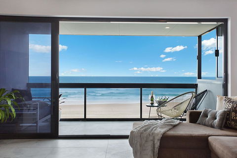 Absolute Beach Front Renovated 3 Bdrm 2 Bath App - Getaway Accommodation 0