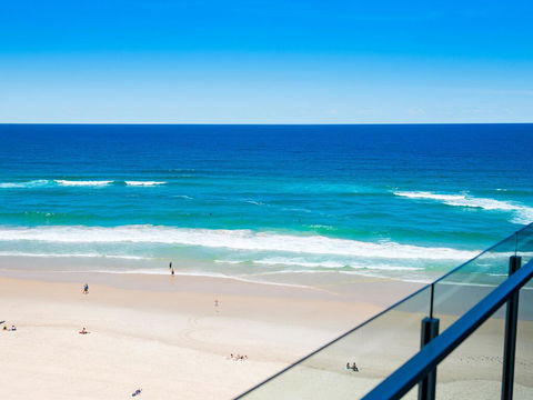 Absolute Beachfront In The Heart Of Surfers Paradi - Getaway Accommodation 1